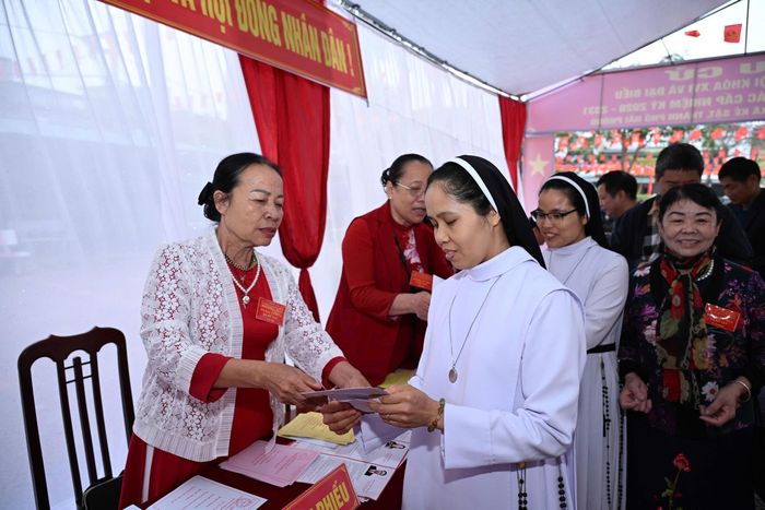 Cử tri được hướng dẫn thực hiện bầu cử