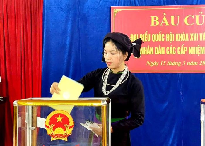 Cử tri là người dân tộc Tày đi bỏ phiếu