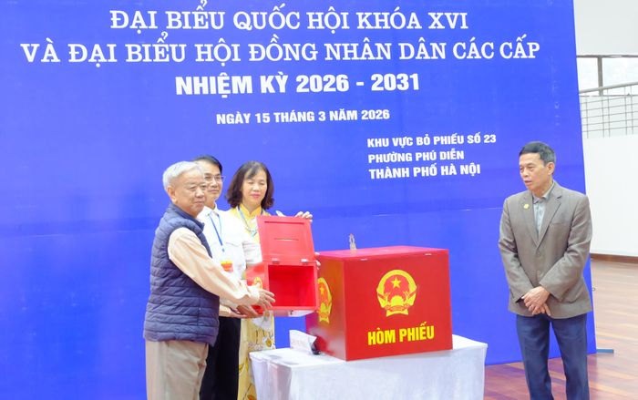 Kiểm tra hòm phiếu dưới sự chứng kiến của cử tri