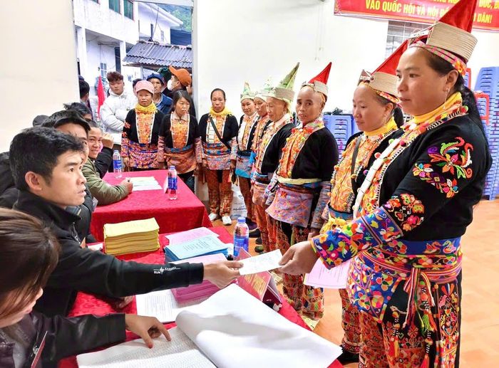 Cử tri xã Sì Lở Lầu nô nức đi bỏ phiếu bầu cử