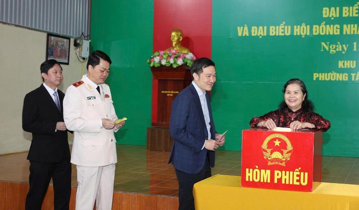 Chủ tịch HĐND, Trưởng Đoàn Đại biểu Quốc hội tỉnh Lai Châu Giàng Páo Mỷ bỏ phiếu bầu cử