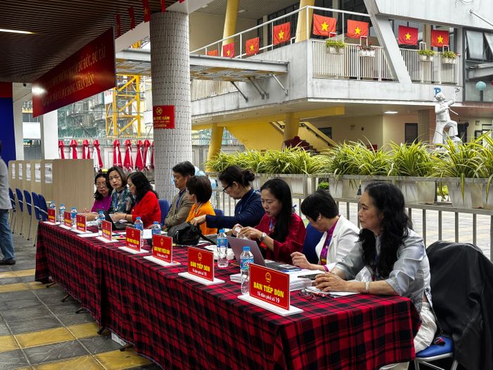 Tổ bầu cử kiểm tra thông tin phiếu bầu