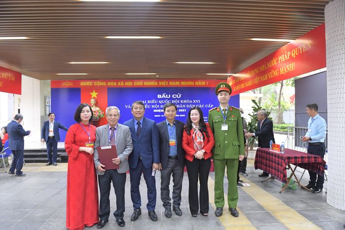 Cử tri chụp ảnh lưu niệm cùng Tổ bầu cử sau khi hoàn thành việc bỏ phiếu