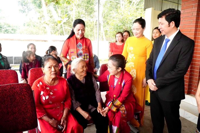 Phó Bí thư tỉnh ủy, Chủ tịch Ủy ban MTTQ Việt Nam tỉnh, Trưởng Đoàn ĐBQH Võ Thị Minh Sinh gặp gỡ các cử tri cao tuổi