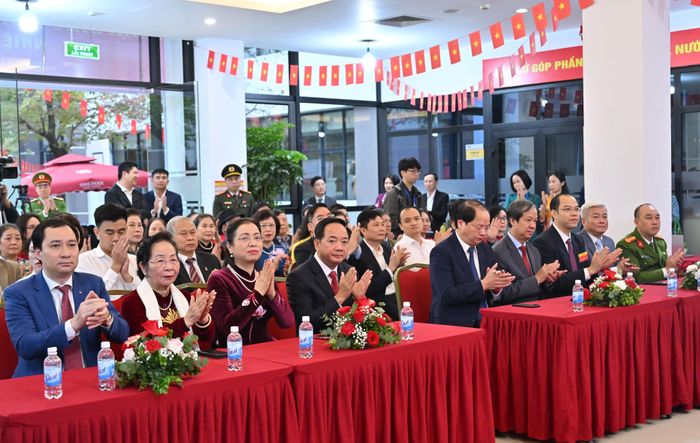 Trưởng Ban Tuyên giáo và Dân vận Trung ương Trịnh Văn Quyết và các cử tri tham dự Lễ khai mạc tại đơn vị bầu cử số 4, khu vực bỏ phiếu số 16, phường Đại Mỗ, TP. Hà Nội