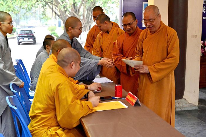Cử tri phấn khởi hoàn thành nghĩa vụ công dân