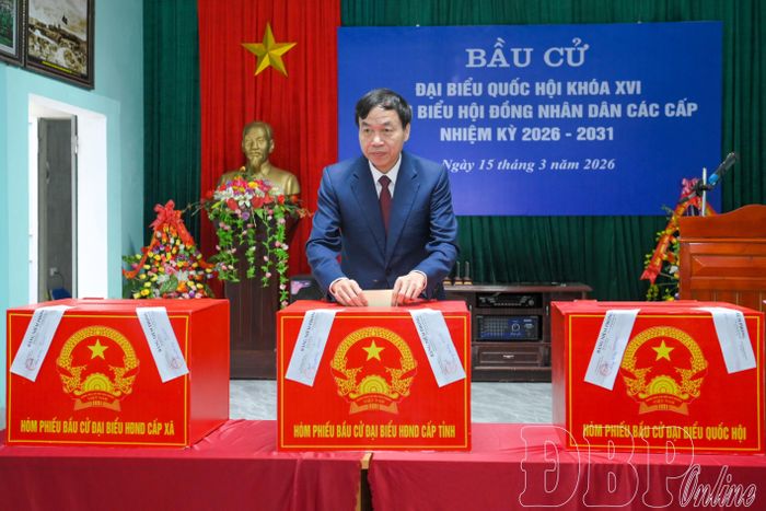 Chủ tịch UBND tỉnh Điện Biên Lê Văn Lương thực hiện quyền bầu cử tại khu vực bỏ phiếu cùng cử tri địa phương. Ảnh: ĐBPOnline