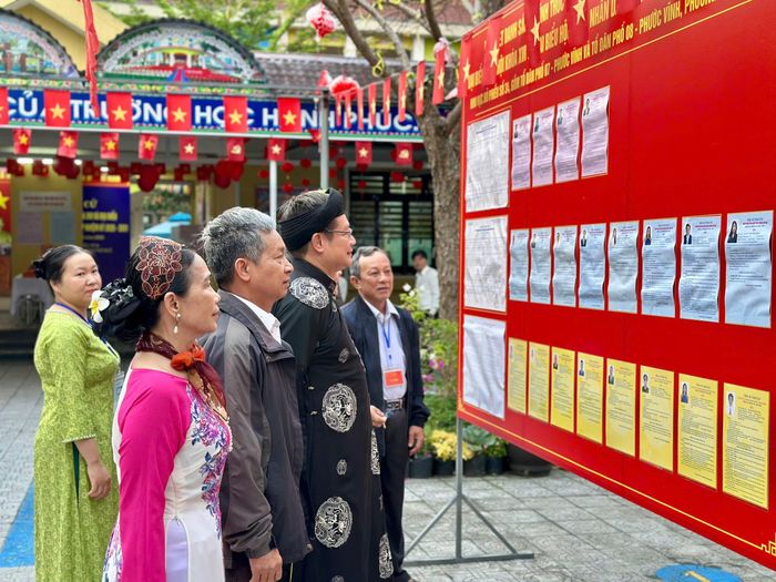 Nhiều cử tri chọn trang phục truyền thống khi thực hiện quyền và nghĩa vụ công dân