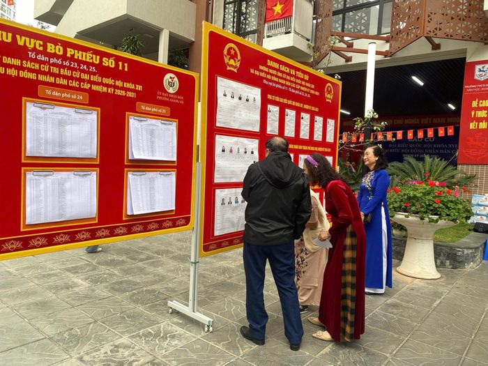  Các cử tri cao tuổi tìm hiểu tiểu sử để lựa chọn các ứng cử viên xứng đáng
