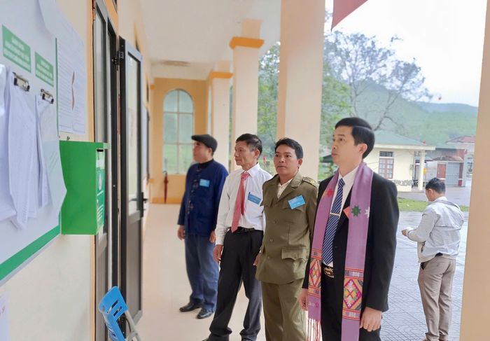 Ông Trình Văn Bằng, Chủ tịch UBND xã Sơn Lâm, kiểm tra công tác chuẩn bị bầu cử tại khu vực bỏ phiếu bản Thanh Dương. Ảnh: Đình Hào