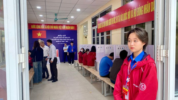 Cán bộ, lực lượng chức năng phối hợp bảo đảm an ninh, trật tự tại khu vực bỏ phiếu của trường. Ảnh: Phương Anh