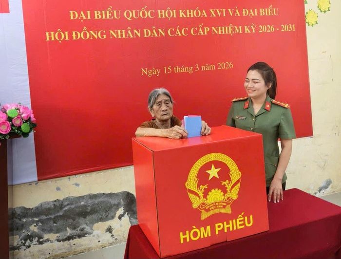 Cử tri 100 tuổi bỏ phiếu tại Khu vực bỏ phiếu số 16 phường Cái Khế, TP. Cần Thơ