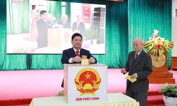 Bí thư Tỉnh ủy Bắc Ninh Nguyễn Hồng Thái bỏ phiếu bầu cử tại Tổ bầu cử số 2, phường Bắc Giang