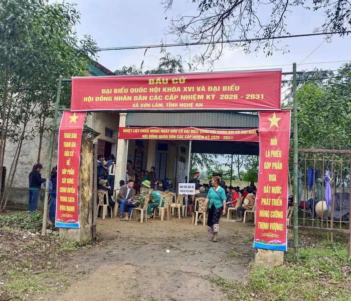 Gác mọi công việc, đông đảo cử tri xã Sơn Lâm đi bầu cử từ sáng sớm