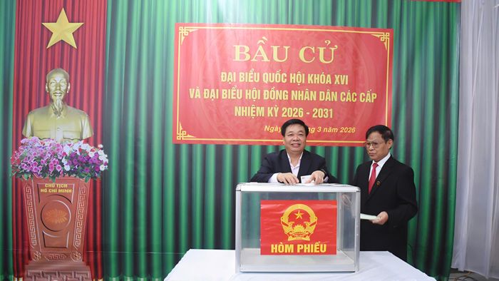 Ủy viên Ban Thường vụ, Chủ nhiệm Ủy ban Kiểm tra Tỉnh ủy Nguyễn Quang Hưng, Ủy viên Ban Chỉ đạo Bầu cử tỉnh, Ủy viên Ủy ban Bầu cử tỉnh dự lễ khai mạc bầu cử đại biểu Quốc hội khóa XVI và đại biểu HĐND các cấp nhiệm kỳ 2026 – 2031 và bỏ phiếu tại khu vực bỏ phiếu số 09, phường Trần Hưng Đạo