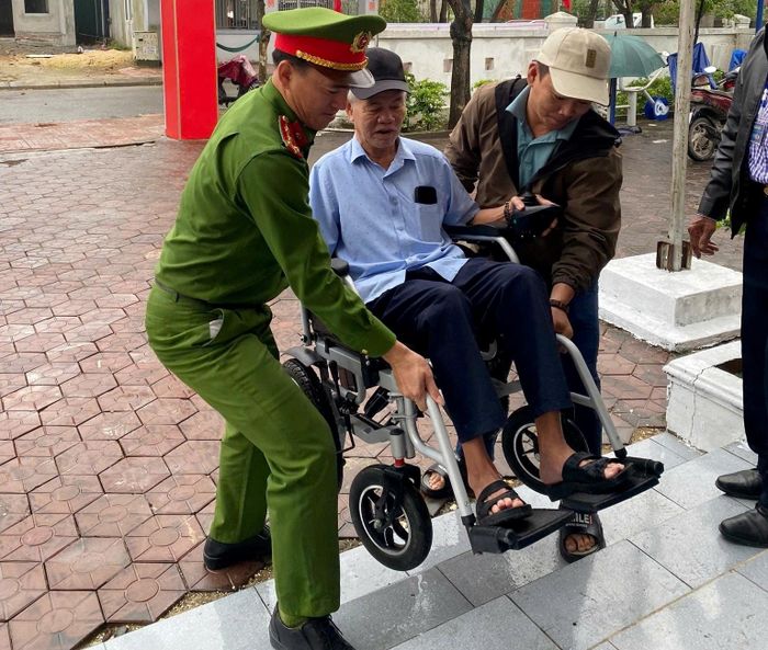 Công an phường Vũng Áng hỗ trợ những cử tri bị tàn tật đến điêm bỏ phiếu