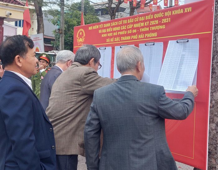 Các cử tri xem tiểu sử ứng viên