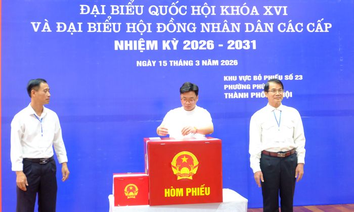 Cử tri ít tuổi nhất - anh Phạm Quốc Văn, lần đầu đi bỏ phiếu