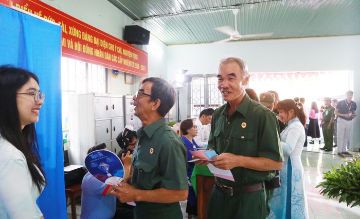 Các cử tri là cựu chiến binh phấn khởi khi cầm những lá phiếu trên tay để bầu chọn ra những đại biểu đủ đức, đủ tài. Ảnh: Văn Dũng