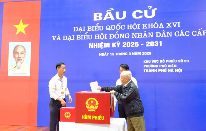 Cử tri cao tuổi nhất - ông Nguyễn Đôn, 91 tuổi, bỏ phiếu
