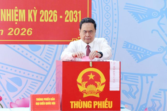 Chủ tịch Quốc hội, Chủ tịch Hội đồng Bầu cử quốc gia Trần Thanh Mẫn thực hiện quyền bầu cử tại Khu vực bỏ phiếu số 14, xã Hóc Môn, TP. Hồ Chí Minh. Ảnh Lâm Hiển