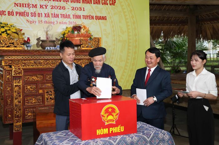  Ông Hoàng Trung Nhất - Cử tri cao tuổi nhất xã Tân Trào bỏ lá phiếu đầu tiên tại khu vực bầu cử số 1