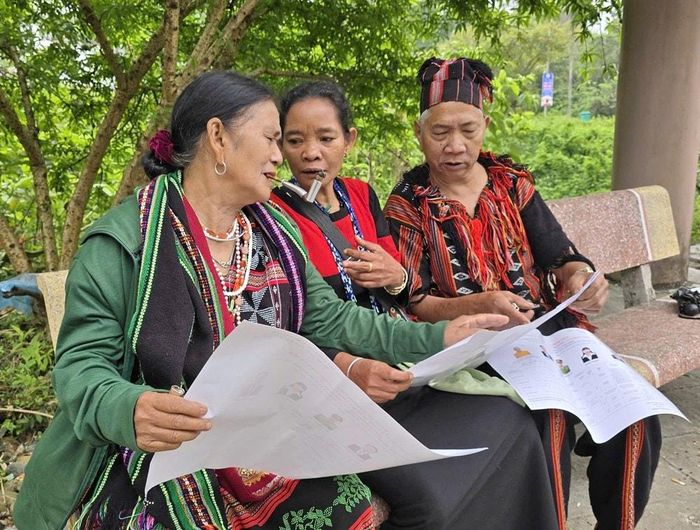 Đồng bào tìm hiểu, nghiên cứu về các ứng viên để có sự lựa chọn đúng đắn. Ảnh: Q.Hải