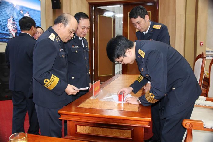 Cử tri Bộ Tư lệnh Quân chủng Hải quân bắt đầu bỏ phiếu bầu ĐBQH khóa XVI và đại biểu HĐND các cấp nhiệm kỳ 2026-2031
