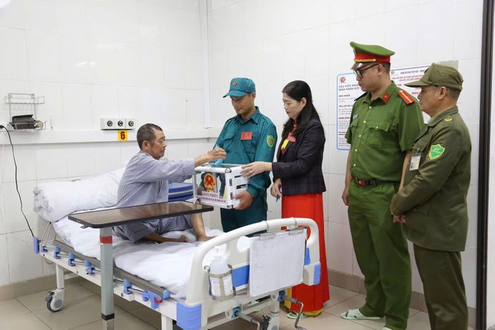 Thành viên các Tổ bầu cử mang hòm phiếu đến nhà và bệnh viện phục vụ cử tri khó khăn trong đi lại để thực hiện quyền bầu cử