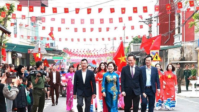 Ủy viên Trung ương Đảng, Bí thư Tỉnh ủy, Trưởng ban Chỉ đạo bầu cử tỉnh Nguyễn Hữu Nghĩa cùng các cử tri Đơn vị bầu cử số 4