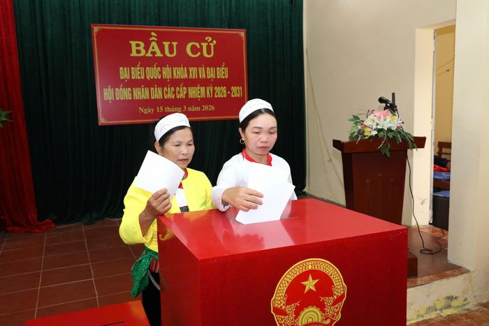 Cử tri xã Cúc Phương bỏ phiếu bầu cử