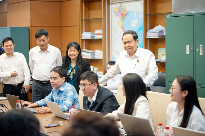Chủ tịch Quốc hội Trần Thanh Mẫn thăm, động viên cán bộ Văn phòng Hội đồng Bầu cử quốc gia. Ảnh: Phạm Thắng