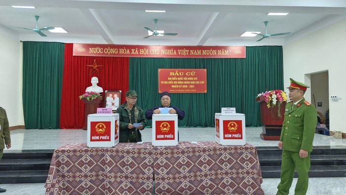 Ông Ma Tuấn Hoa, cử tri bỏ lá phiếu đầu tiên