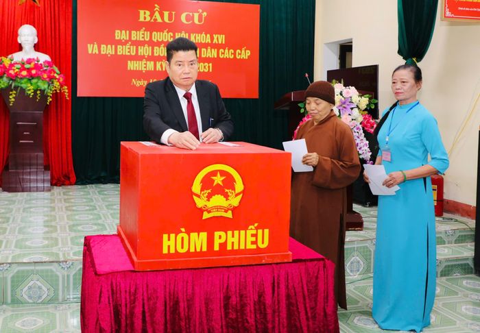 Cử tri phố Trung Thành tham gia bỏ phiếu. Ảnh: Trọng Hiếu