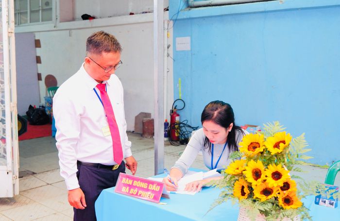 Lực lượng phục vụ bầu cử có mặt từ sớm để hướng dẫn cử tri thực hiện các bước theo quy định