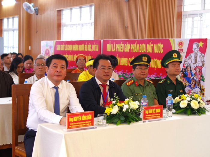 Phó Bí thư Đảng ủy Quốc hội Nguyễn Hồng Diên dự lễ khai mạc bầu cử tại khu vực bỏ phiếu số 17, phường Quy Nhơn Đông