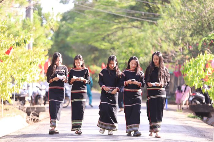 Cử tri tỉnh Đắk Lắk nô nức đến khu vực bỏ phiếu trong trang phục truyền thống