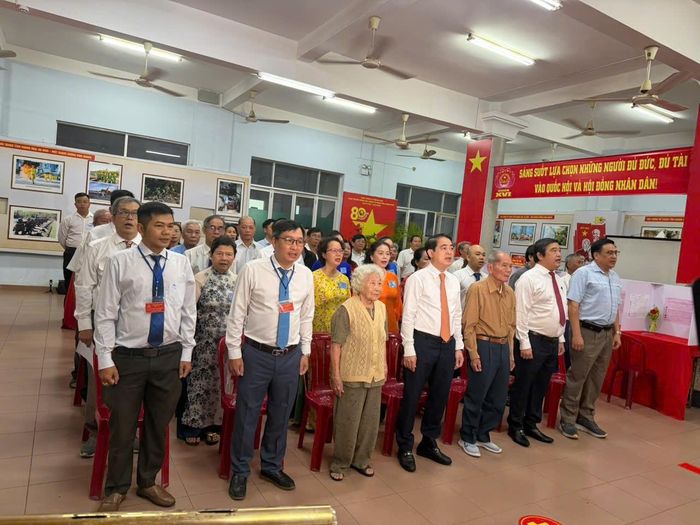 Bí thư Tỉnh ủy Nghiêm Xuân Thành cùng cử tri tại điểm bỏ phiếu số 1 phường Nha Trang thực hiện nghi thức chào cờ