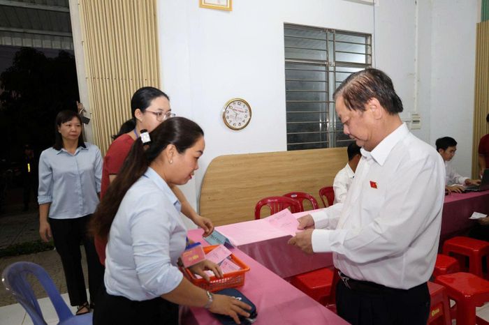 Phó Chủ tịch Quốc hội Lê Minh Hoan nhận phiếu bầu cử