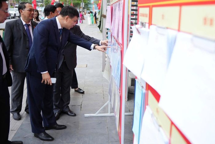 Phó Chủ tịch Quốc hội Vũ Hồng Thanh xem danh sách người ứng cử tại Nhà văn hóa khu phố Hồng Hải 8, phường Hạ Long, Quảng Ninh
