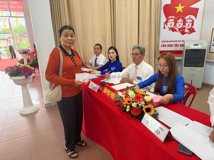 Cử tri tại khu vực bỏ phiếu số 1 nhận phiếu