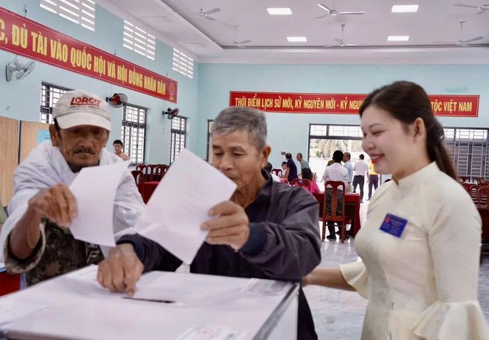 Cử tri xã Vạn Thắng tham gia bầu cử