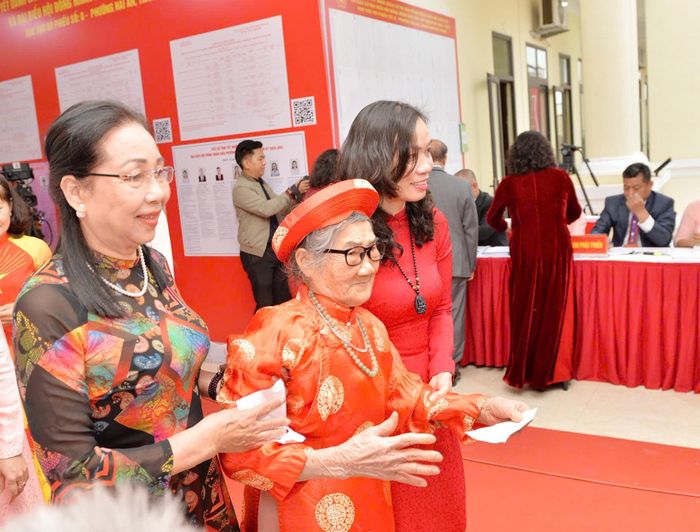 Cử tri cao tuổi phường Hải An đi bỏ phiếu. Ảnh: Duy Thính
