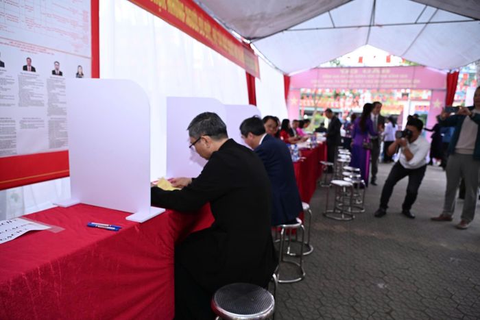 Ngay sau đó, đông đảo cử tri địa phương tham gia bỏ phiếu, mở đầu ngày hội của toàn dân