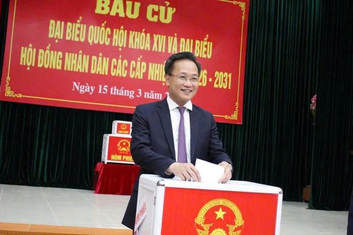 Bí thư Nguyễn Hữu Nghĩa bỏ phiếu
