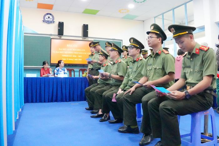 Cán bộ, chiến sĩ Công an TP. Hồ Chí Minh xếp hành chuẩn bị vào khu vực viết phiếu bầu
