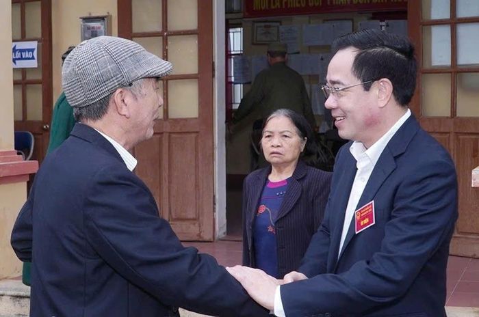 Phó Trưởng đoàn chuyên trách Đoàn Đại biểu Quốc hội khóa XV tỉnh Nguyễn Văn Huy, Ủy viên Ủy ban bầu cử tỉnh và cử tri dự lễ khai mạc bầu cử đại biểu Quốc hội khóa XVI và đại biểu HĐND các cấp nhiệm kỳ 2026 – 2031 tại khu vực bỏ phiếu số 2 (thôn Quyết Thắng), xã Vũ Thư