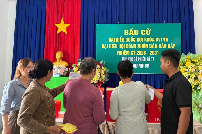 Cử tri Đặc khu Phú Quý tham gia bỏ phiếu