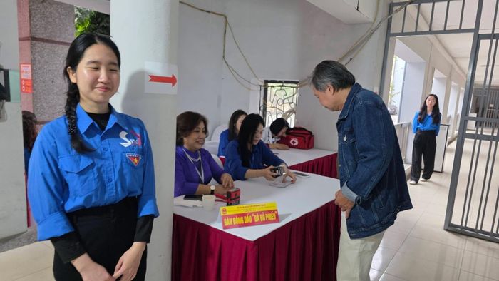 Các tình nguyện viên có mặt để hỗ trợ cử tri tham gia bầu cử. Ảnh: Phương Anh