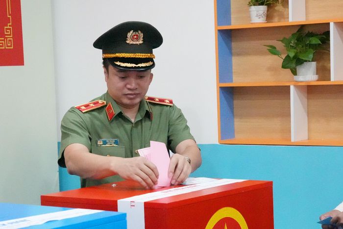 Trung tướng Mai Hoàng, Giám đốc Công an TP. Hồ Chí Minh bỏ phiếu bầu ĐBQH khóa XVI và đại biểu HĐND các cấp nhiệm kỳ 2026 – 2031